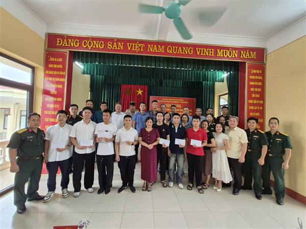 PHƯỜNG LÊ THANH NGHỊ GẶP MẶT, TẶNG QUÀ CÁC THÍ SINH TRÚNG TUYỂN VÀO CÁC TRƯỜNG QUÂN ĐỘI NĂM 2026