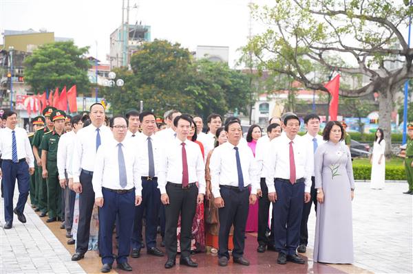 ĐỒNG CHÍ LÊ VĂN HIỆU - PHÓ BÍ THƯ THÀNH ỦY, CHỦ TỊCH HĐND THÀNH PHỐ DÂNG HƯƠNG TẠI ĐÀI TƯỞNG NIỆM CÁC ANH HÙNG LIỆT SĨ THÀNH PHỐ HẢI DƯƠNG (CŨ) TẠI PHƯỜNG LÊ THANH NGHỊ