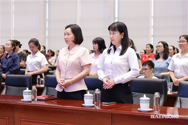 Đổi mới hình ảnh công chức chuẩn mực, chuyên nghiệp
