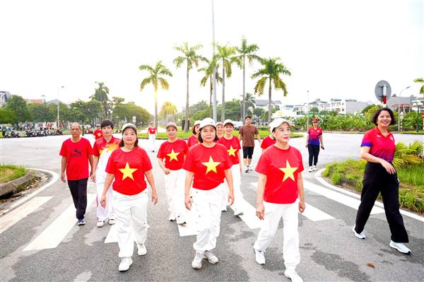 HƠN 500 NGƯỜI THAM GIA ĐI BỘ “CÙNG VIỆT NAM TIẾN BƯỚC” TẠI PHƯỜNG LÊ THANH NGHỊ