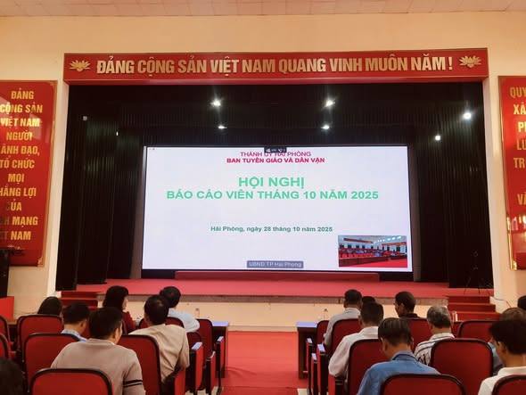 Hội nghị trực tuyến Báo cáo viên thành phố tháng 10.