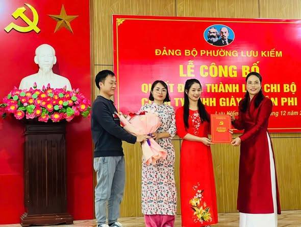 LỄ CÔNG BỐ QUYẾT ĐỊNH THÀNH LẬP CHI BỘ CÔNG TY TNHH GIÀY THUẬN PHI 