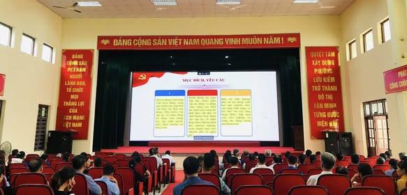 Hội nghị tập huấn trực tuyến ứng dụng “Sổ tay Đảng viên điện tử” diễn ra trong sáng ngày 29/10/2025 tại NVH phường Lưu Kiếm.