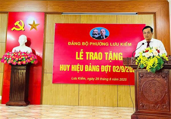 LỄ TRAO TẶNG HUY HIỆU ĐẢNG ĐỢT 02/9 TẠI PHƯỜNG LƯU KIẾM 