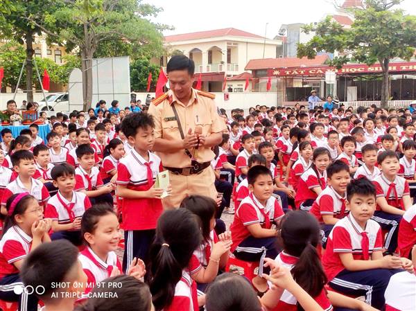 PHƯỜNG LƯU KIẾM: TUYÊN TRUYỀN PHÁP LUẬT VỀ AN TOÀN GIAO THÔNG CHO HỌC SINH TRƯỜNG TIỂU HỌC ĐÔNG SƠN