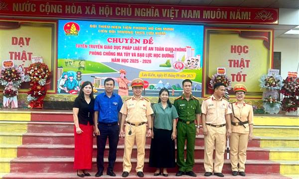 TUYÊN TRUYỀN GIÁO DỤC PHÁP LUẬT VỀ AN TOÀN GIAO THÔNG, PHÒNG CHỐNG MA TÚY VÀ BẠO LỰC HỌC ĐƯỜNG 