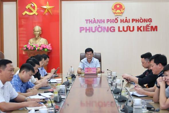 UBND PHƯỜNG LƯU KIẾM LÀM VIỆC, TRAO ĐỔI PHƯƠNG ÁN XỬ LÝ ĐẤT, ĐÁ DƯ THỪA PHÁT SINH TỪ VIỆC KHẮC PHỤC SẠT LỞ NÚI GAI