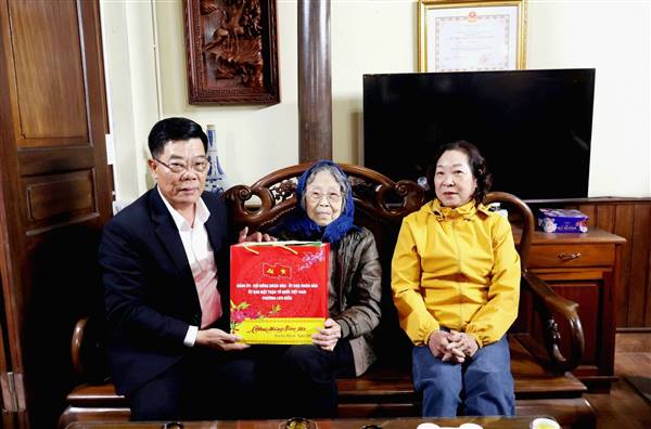 PHƯỜNG LƯU KIẾM THĂM, TẶNG QUÀ TẾT BÍNH NGỌ 2026