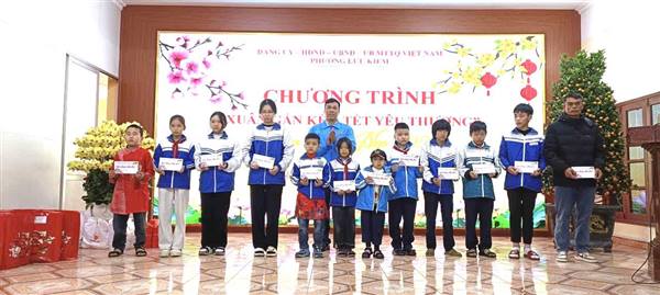 UỶ BAN MẶT TRẬN TỔ QUỐC PHƯỜNG LƯU KIẾM TỔ CHỨC CHƯƠNG TRÌNH “XUÂN GẮN KẾT – TẾT YÊU THƯƠNG” TRAO QUÀ CHO HỘ KHÓ KHĂN NHÂN DỊP TẾT NGUYÊN ĐÁN BÍNH NGỌ 2026