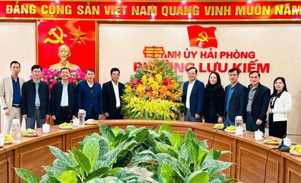 LÃNH ĐẠO HĐND – UBND – ỦY BAN MTTQ VIỆT NAM PHƯỜNG LƯU KIẾM CHÚC MỪNG ĐẢNG ỦY NHÂN KỶ NIỆM 96 NĂM NGÀY THÀNH LẬP ĐẢNG