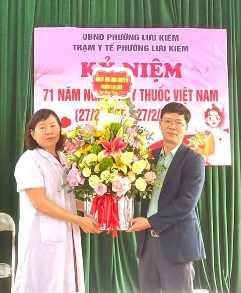 PHƯỜNG LƯU KIẾM THĂM, TẶNG QUÀ ĐƠN VỊ Y TẾ NHÂN NGÀY THẦY THUỐC VIỆT NAM 27/2