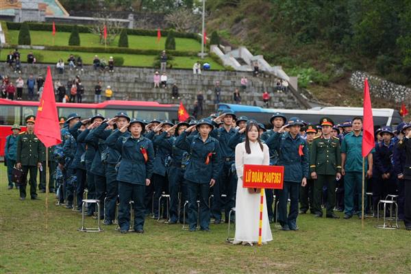 THANH NIÊN PHƯỜNG LƯU KIẾM SẴN SÀNG LÊN ĐƯỜNG NHẬP NGŨ 