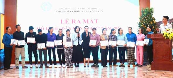 HỘI NGHỊ TẶNG THẺ BẢO HIỂM Y TẾ CHO PHỤ NỮ CÓ HOÀN CẢNH KHÓ KHĂN NHÂN KỶ NIỆM 116 NĂM NGÀY QUỐC TẾ PHỤ NỮ 08/3