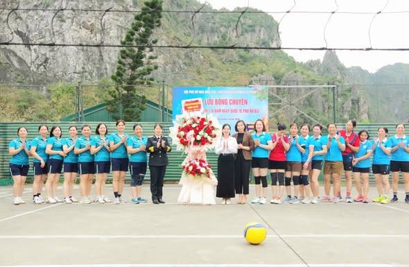 CHÀO MỪNG NGÀY QUỐC TẾ PHỤ NỮ 08/3 VỚI HOẠT ĐỘNG GIAO LƯU BÓNG CHUYỀN HƠI SÔI NỔI