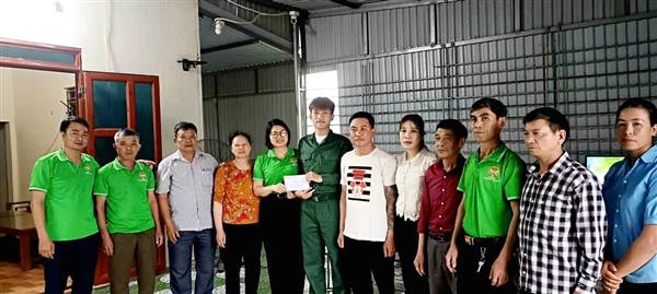 HỘI NÔNG DÂN PHƯỜNG LƯU KIẾM TỔ CHỨC THĂM HỎI, ĐỘNG VIÊN TÂN BINH CÓ HOÀN CẢNH KHÓ KHĂN LÊN ĐƯỜNG NHẬP NGŨ NĂM 2026