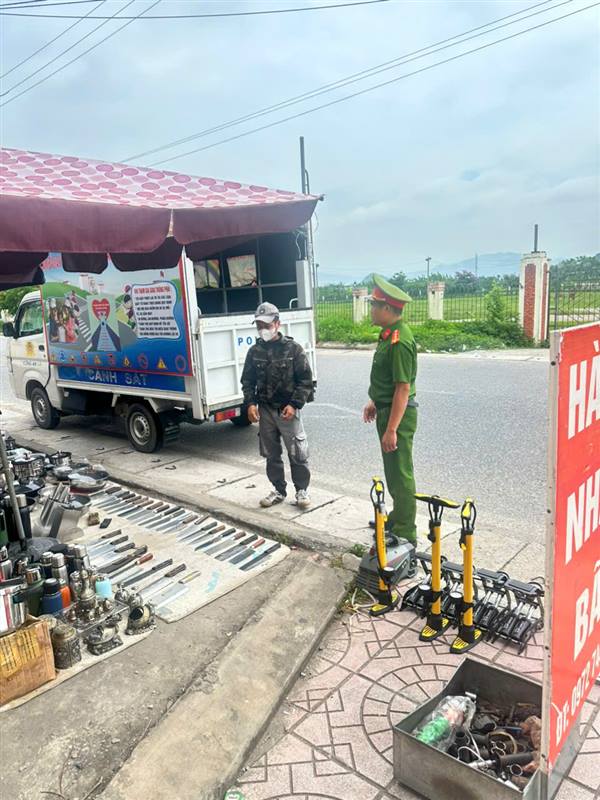 CÔNG AN PHƯỜNG RA QUÂN THỰC HIỆN CHỈ THỊ 17 CỦA UBND THÀNH PHỐ 