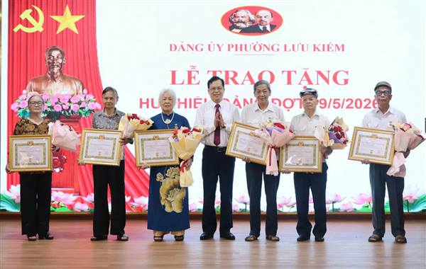 LỄ TRAO TẶNG HUY HIỆU ĐẢNG ĐỢT 19/5 TẠI PHƯỜNG LƯU KIẾM