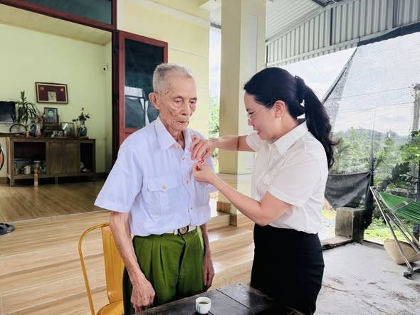 ĐẢNG ỦY PHƯỜNG LƯU KIẾM TỔ CHỨC TRAO TẶNG HUY HIỆU ĐẢNG ĐỢT 19/5 TẠI NHÀ CHO CÁC ĐỒNG CHÍ ĐẢNG VIÊN CAO TUỔI ĐẢNG