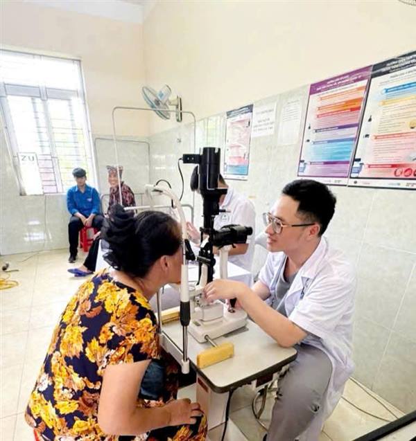 PHƯỜNG LƯU KIẾM KHÁM BỆNH ĐỊNH KỲ CHO NGƯỜI CAO TUỔI TẠI ĐIỂM KHÁM KÊNH GIANG