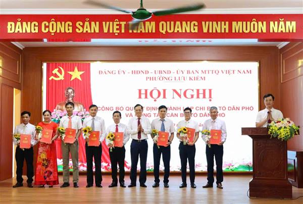 ĐẢNG ỦY PHƯỜNG LƯU KIẾM TỔ CHỨC HỘI NGHỊ CÔNG BỐ CÁC QUYẾT ĐỊNH VỀ TỔ CHỨC LẠI TỔ DÂN PHỐ