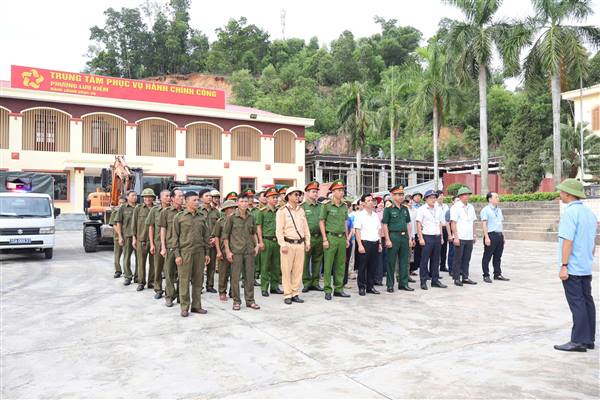PHƯỜNG LƯU KIẾM RA QUÂN CAO ĐIỂM XỬ LÝ VI PHẠM TRẬT TỰ ĐÔ THỊ, TRẬT TỰ ĐƯỜNG HÈ VÀ HÀNH LANG AN TOÀN GIAO THÔNG