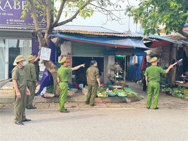 PHƯỜNG LƯU KIẾM TĂNG CƯỜNG RA QUÂN LẬP LẠI TRẬT TỰ CÔNG CỘNG, TRẬT TỰ ĐÔ THỊ, TRẬT TỰ ĐƯỜNG HÈ VÀ HÀNH LANG AN TOÀN GIAO THÔNG