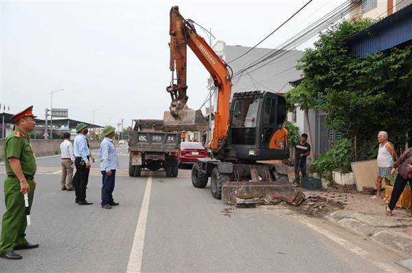 TIẾP TỤC QUYẾT LIỆT GIẢI TỎA HÀNH LANG AN TOÀN GIAO THÔNG TRÊN ĐỊA BÀN PHƯỜNG LƯU KIẾM