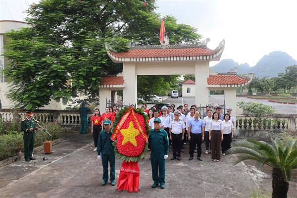 PHƯỜNG LƯU KIẾM TỔ CHỨC CÁC ĐOÀN DÂNG HƯƠNG, DÂNG HOA TRI ÂN CÁC ANH HÙNG LIỆT SĨ NHÂN KỶ NIỆM 79 NĂM NGÀY THƯƠNG BINH - LIỆT SĨ (27/7/1947 - 27/7/2026)