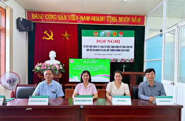 Phòng giao dịch Ngân hàng Chính sách Xã hội Cẩm Giàng tổ chức Hội nghị ký kết hợp đồng ủy thác qua các tổ chức chính trị xã hội