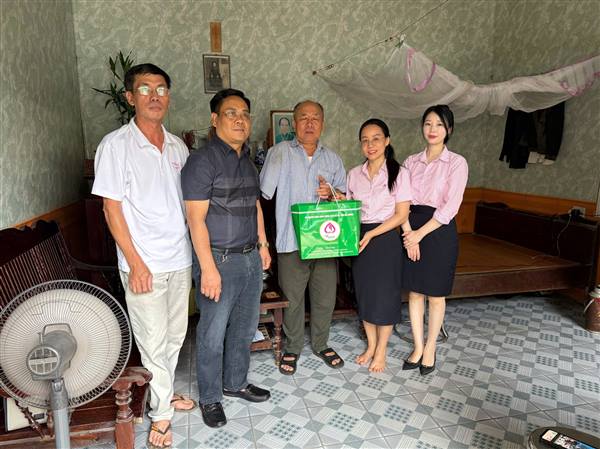 Ngân hàng Chính sách Xã hội chi nhánh Cẩm Giàng thăm tặng quà cho 5 gia đình là đối tượng thương binh, bệnh binh và thân nhân liệt sĩ tiêu biểu