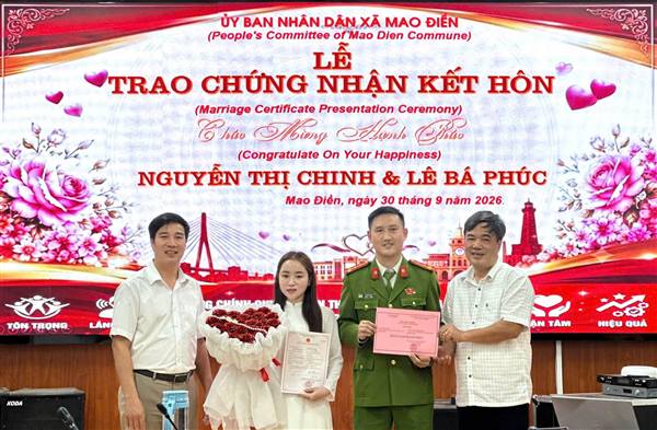 UBND XÃ MAO ĐIỀN TRAO GIẤY CHỨNG NHẬN KẾT HÔN VÀ THƯ CHÚC MỪNG HẠNH PHÚC CHO CÔNG DÂN ĐĂNG KÝ KẾT HÔN TẠI ĐỊA PHƯƠNG