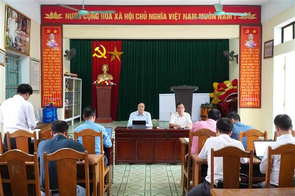 ĐỒNG CHÍ BÍ THƯ ĐẢNG ỦY XÃ MAO ĐIỀN KIỂM TRA, LÀM VIỆC VỚI THÔN CẨM PHÚC
