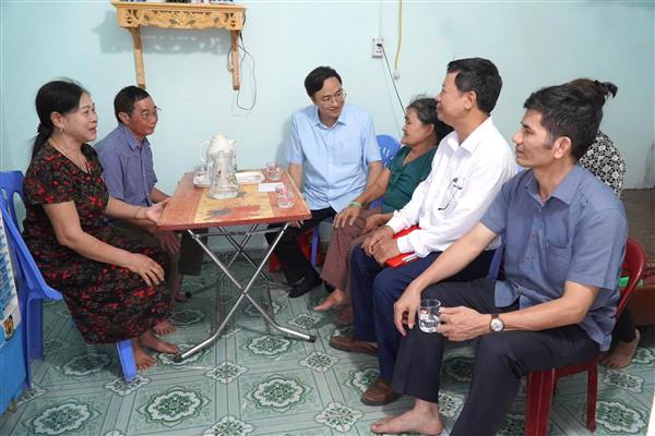 MAO ĐIỀN: THĂM, TẶNG QUÀ HỘI VIÊN NÔNG DÂN CÓ HOÀN CẢNH KHÓ KHĂN
