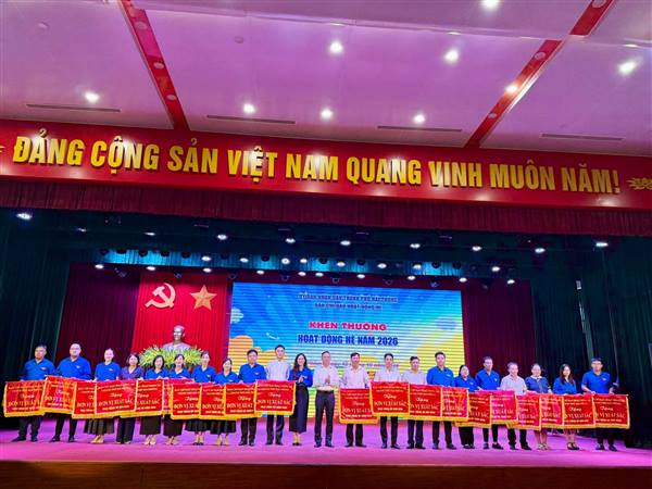 BAN CHỈ ĐẠO HOẠT ĐỘNG HÈ XÃ MAO ĐIỀN VINH DỰ ĐÓN NHẬN CỜ THI ĐUA CỦA BAN CHỈ ĐẠO HÈ THÀNH PHỐ