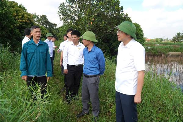 ĐỒNG CHÍ BÍ THƯ ĐẢNG ỦY XÃ MAO ĐIỀN KIỂM TRA, LÀM VIỆC VỚI THÔN CẨM ĐÔNG.
