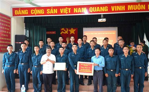 LÃNH ĐẠO XÃ MAO ĐIỀN, THÀNH PHỐ HẢI PHÒNG THĂM VÀ ĐỘNG VIÊN CHIẾN SĨ  MỚI HUẤN LUYỆN TẠI SƯ ĐOÀN PK 365/QUÂN CHỦNG PKKQ (TỈNH BẮC NINH)