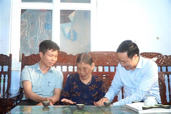 Xã Mao Điền tổ chức thăm hỏi, tặng quà của Thủ tướng Chính Phủ cho Mẹ Việt Nam anh hùng nhân kỷ niệm 51 năm Ngày Giải phóng miền Nam
