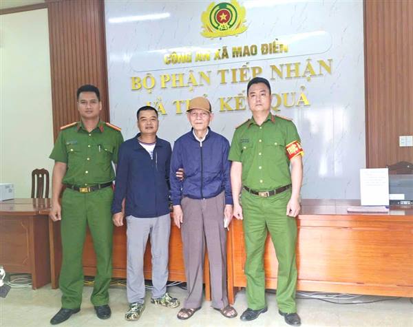 Công an xã Mao Điền giúp đỡ cụ ông đi lạc trở về gia đình an toàn
