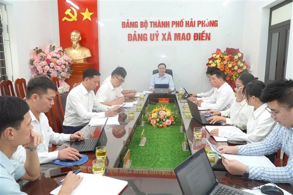 Bí thư Đảng ủy xã làm việc với Văn phòng Đảng ủy: Nâng cao chất lượng tham mưu, đẩy mạnh chuyển đổi số
