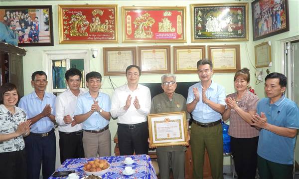 Mao Điền: Trao tặng Huy hiệu 70 năm và 60 năm tuổi Đảng tại gia đình các đảng viên lão thành