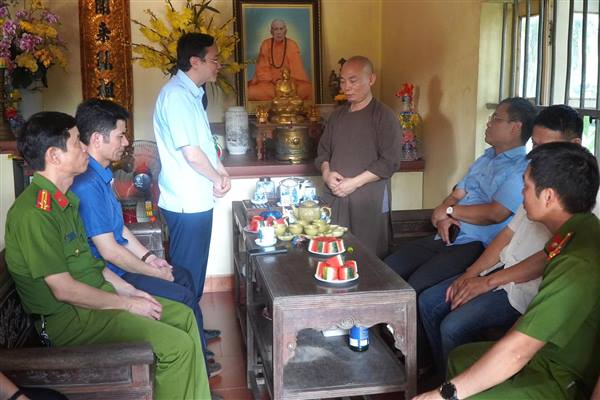 ẤM ÁP TÌNH ĐẠO ĐỜI: LÃNH ĐẠO XÃ THĂM VÀ CHÚC MỪNG CÁC TĂNG NI, TRỤ TRÌ NHÂN DỊP ĐẠI LỄ PHẬT ĐẢN 2026