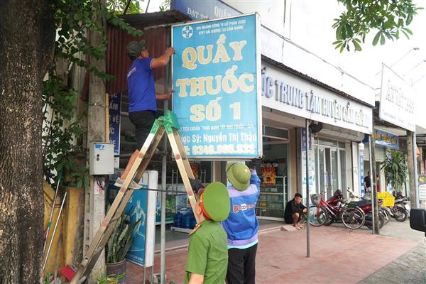 XÃ MAO ĐIỀN TIẾP TỤC RA QUÂN TUYÊN TRUYỀN, VẬN ĐỘNG NHÂN DÂN TỰ GIÁC THÁO DỠ CÁC CÔNG TRÌNH, VẬT DỤNG VI PHẠM HÀNH LANG GIAO THÔNG