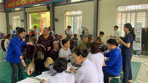 TUỔI TRẺ MAO ĐIỀN: ĐÂU CẦN THANH NIÊN CÓ, VIỆC GÌ KHÓ CÓ THANH NIÊN - TIẾP TỤC HỖ TRỢ CÔNG TÁC KHÁM BỆNH CHO NGƯỜI CAO TUỔI