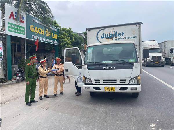 Công an xã Mao Điền chủ động phối hợp tuyên truyền, xử lý vi phạm trật tự công cộng và hành vi dừng, đỗ xe sai quy định