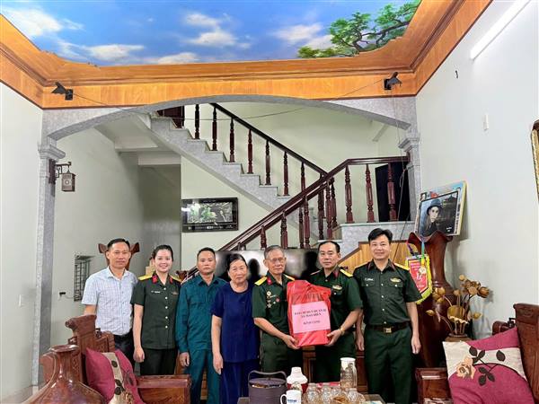 BAN CHQS XÃ MAO ĐIỀN THĂM, TẶNG QUÀ CÁC GIA ĐÌNH CHÍNH SÁCH NHÂN KỶ NIỆM 79 NĂM NGÀY THƯƠNG BINH - LIỆT SĨ (27/7/1947 - 27/7/2026) 