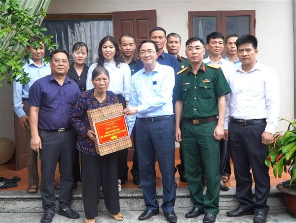 XÃ MAO ĐIỀN THĂM, TẶNG QUÀ MẸ VIỆT NAM ANH HÙNG ĐÀO THỊ NGHĨ NHÂN KỶ NIỆM 79 NĂM NGÀY THƯƠNG BINH - LIỆT SĨ