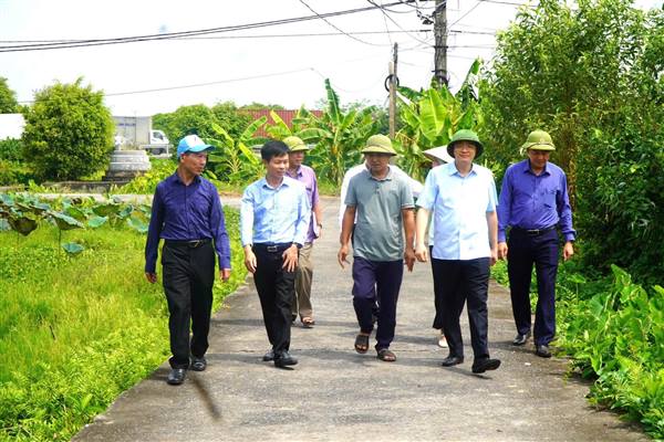 LÃNH ĐẠO XÃ MAO ĐIỀN THĂM, NẮM TÌNH HÌNH TẠI THÔN HOÀNG HÒA