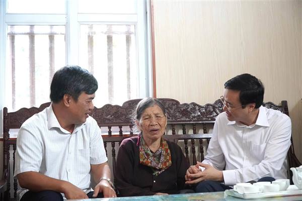 XÃ MAO ĐIỀN THĂM, TẶNG QUÀ MẸ VIỆT NAM ANH HÙNG ĐÀO THỊ NGHĨ
