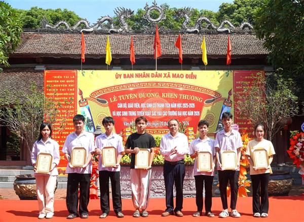 MAO ĐIỀN TUYÊN DƯƠNG, KHEN THƯỞNG CÁC THẦY GIÁO, CÔ GIÁO VÀ HỌC SINH CÓ THÀNH TÍCH XUẤT SẮC