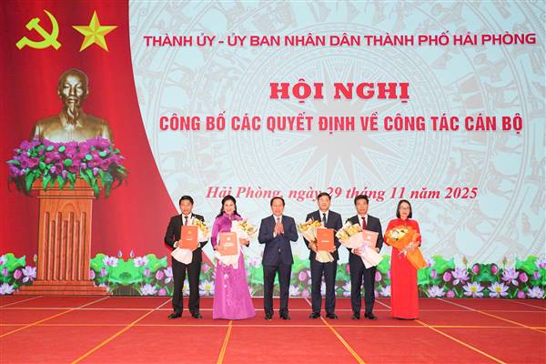 Công bố các Quyết định của Ban Thường vụ Thành ủy và Chủ tịch UBND thành phố về công tác cán bộ